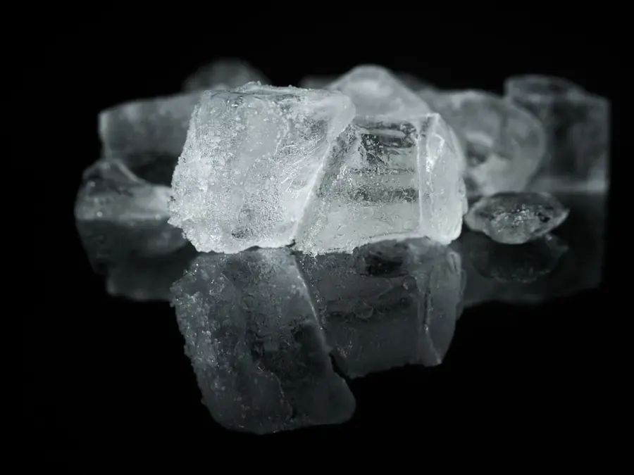 Cubos de gelo transparentes sobre fundo escuro